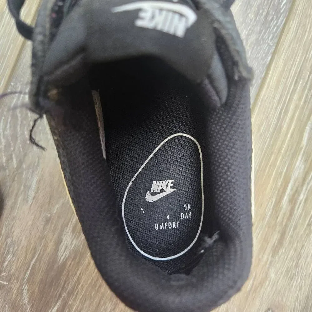 Nike Air Max Excee shoes black and white sneakers women's size 6.5 active